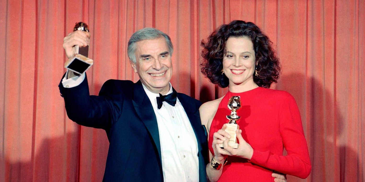 Martin Landau tillsammans med Sigourney Weaver på Golden Globe-galan 1989. Landau tog emot pris för bästa biroll i filmen "Tucker: The man and his dream".