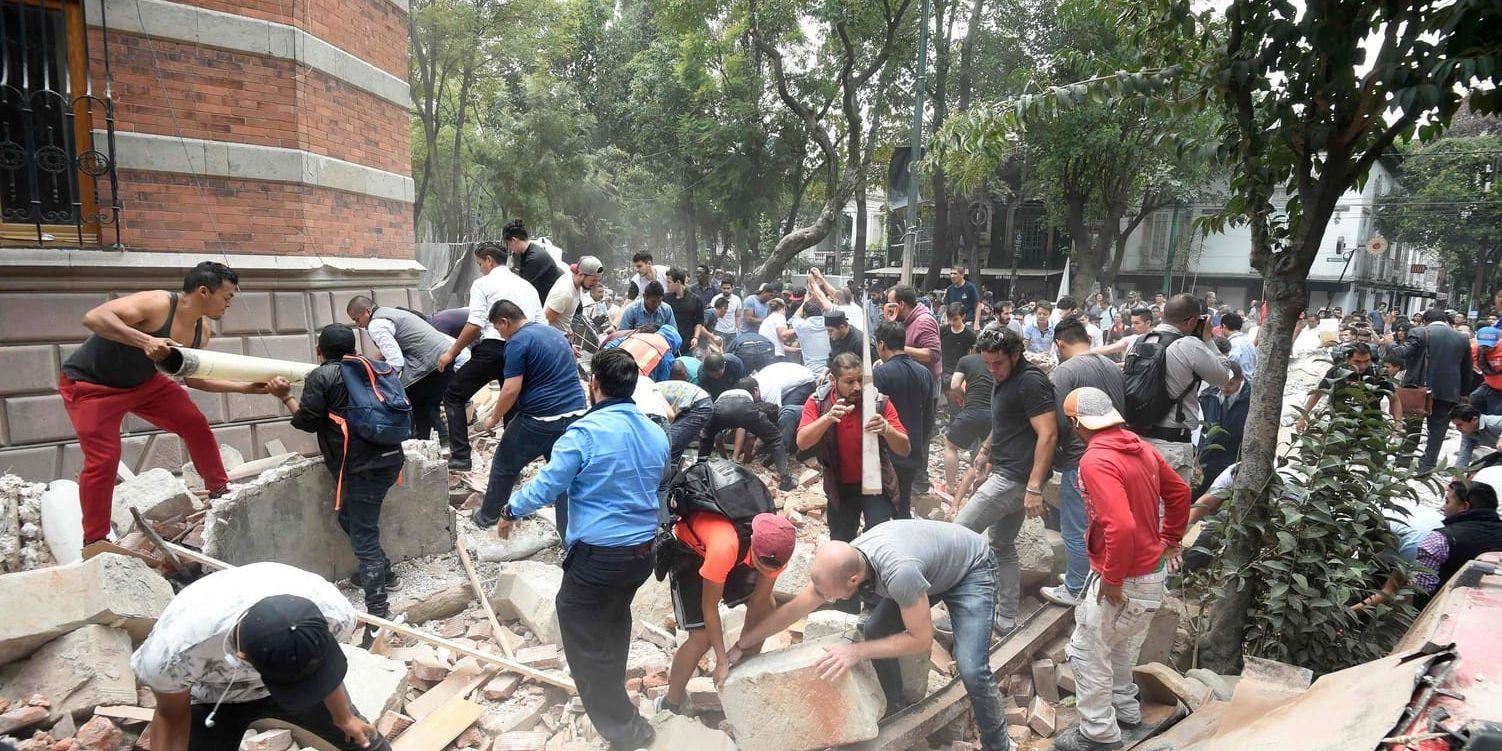 Människor i Mexico City röjer bland spillror och bråte efter det kraftiga jordskalvet som skakade Mexiko idag
