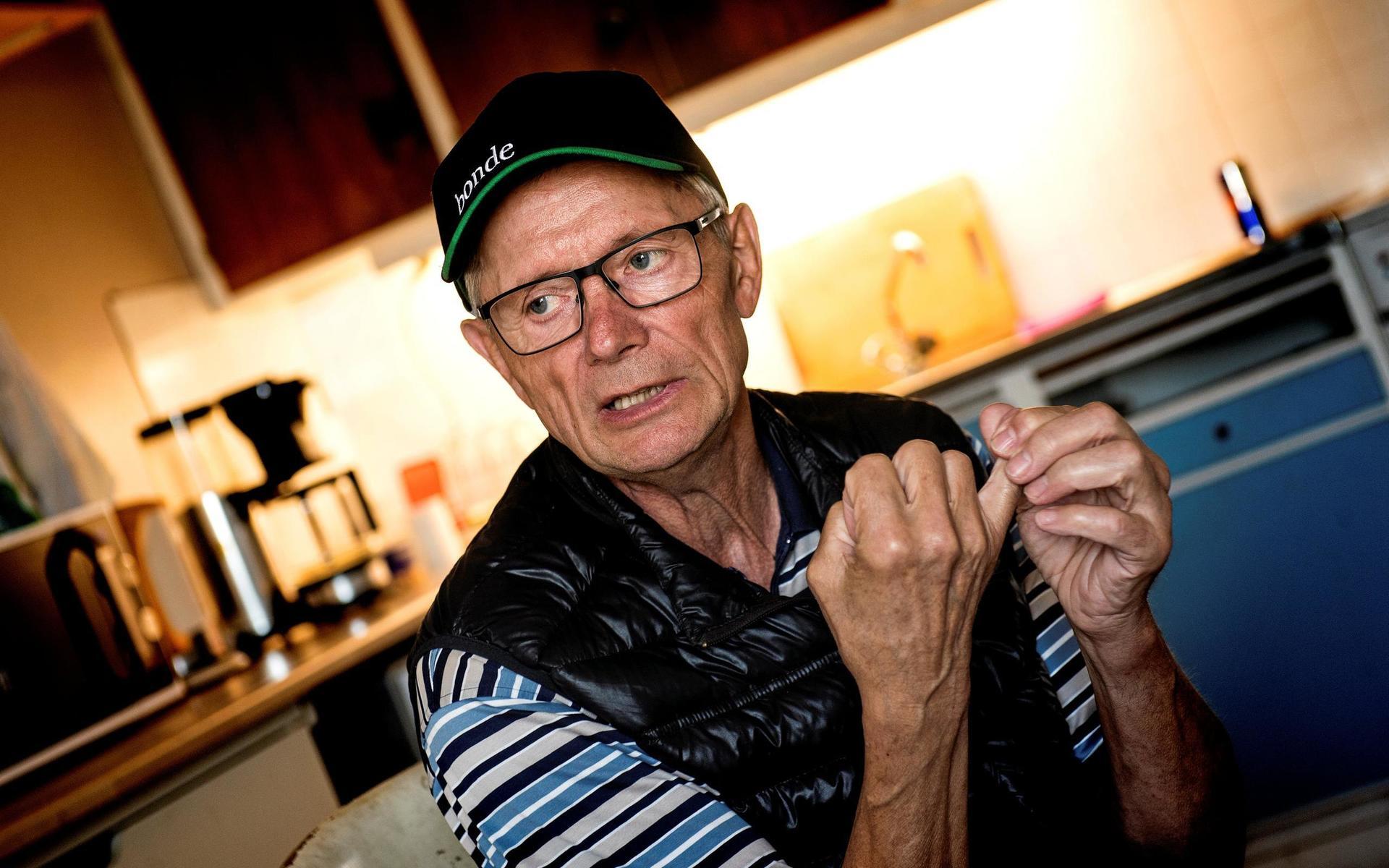 Carl Jonsson på Toftens lantbruk i Heberg drabbades av permanenta hörselskador efter djurrättsaktionen.