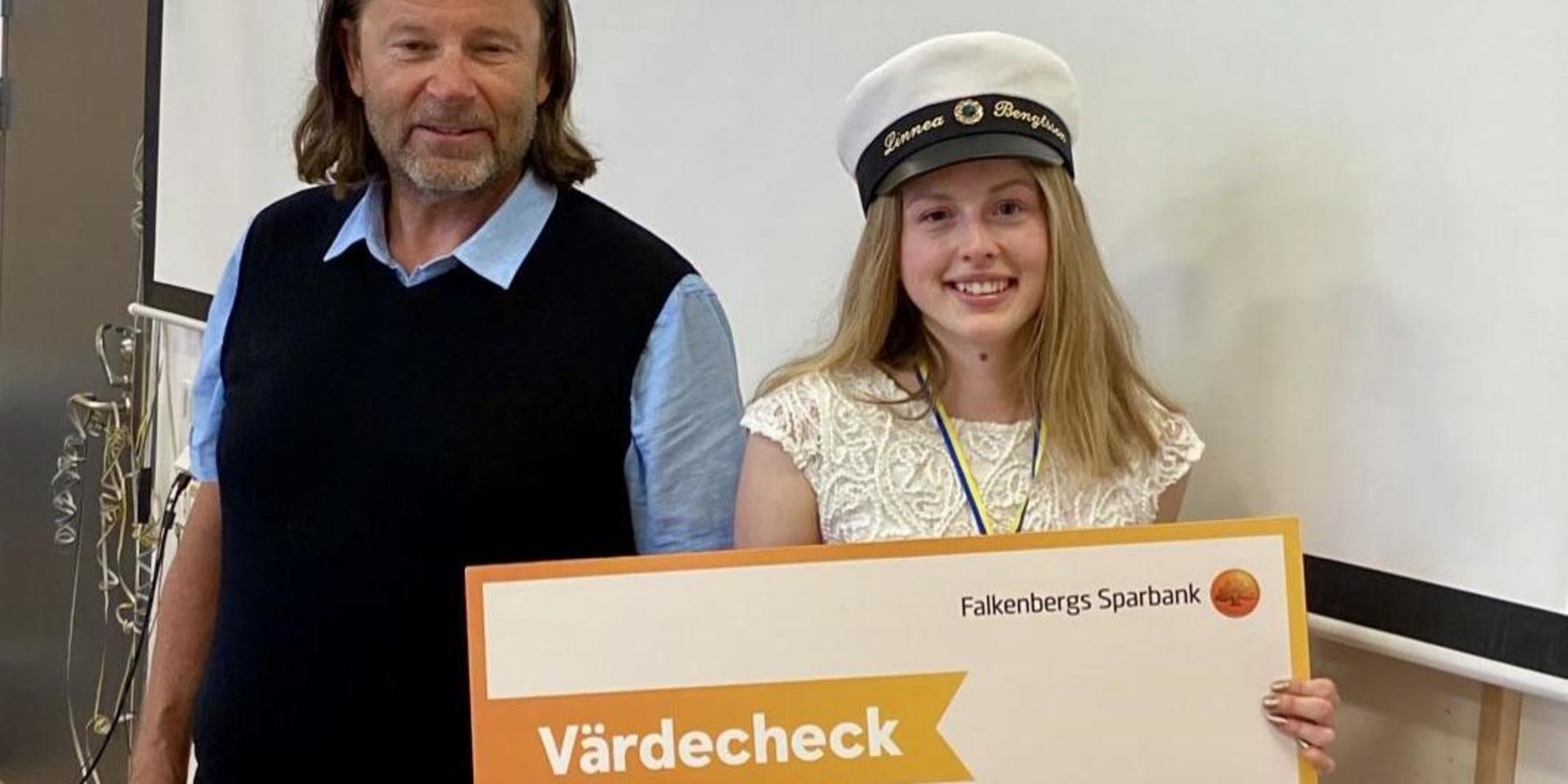Linnea Bengtsson tilldelades Falkenbergs sparkbanks stipendium för bästa gymnasiearbete. Michael Zakrisson delade ut stipendiet. 