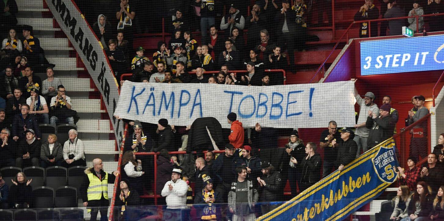 Hälsning till Leksands Tobias Forsberg under lördagens ishockeymatch i hockeyallsvenskan mellan Södertälje och Västerås.