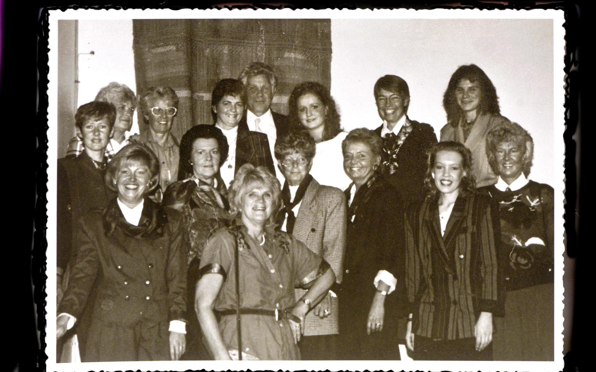 Märtha Gustafsson längst ner i mitten. Bilden tros var tagen i samband med en modevisning för några årtionden sedan.
