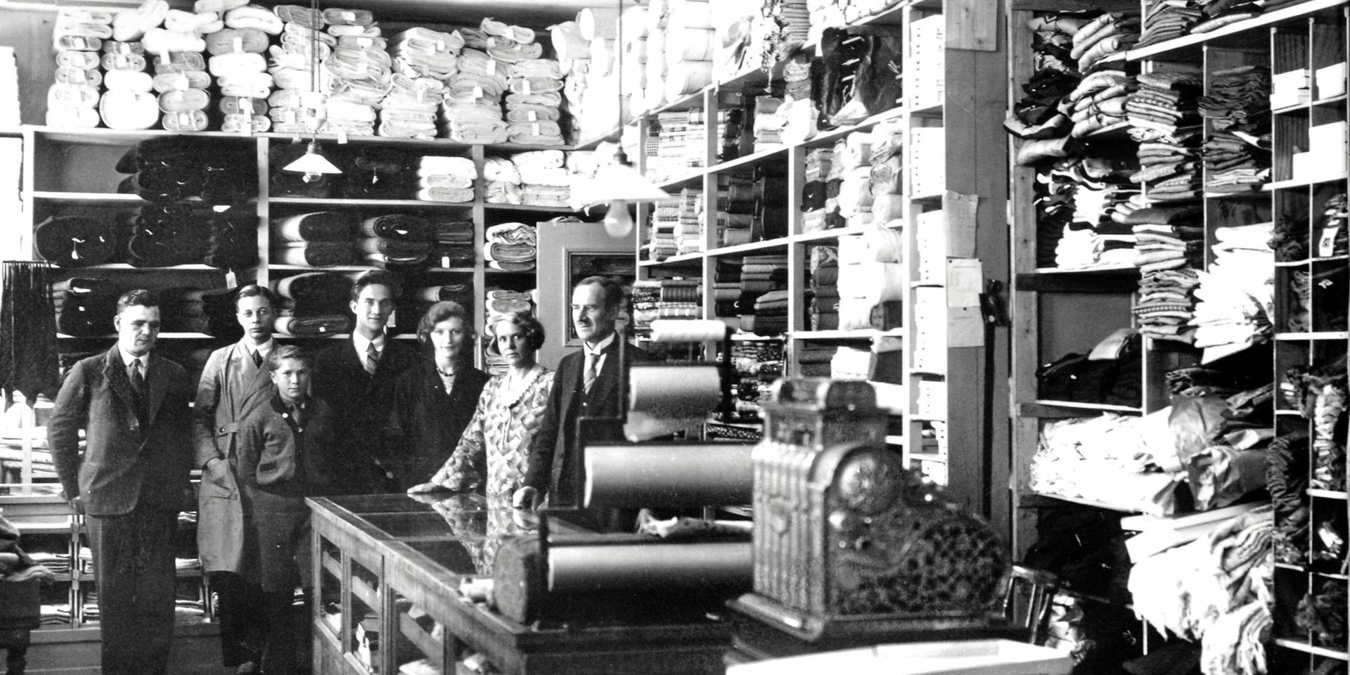 Partilagret 1928. Carl-Johan Rydholm med hustrun Mathilda längst till höger i bild. Övriga är troligen personal.