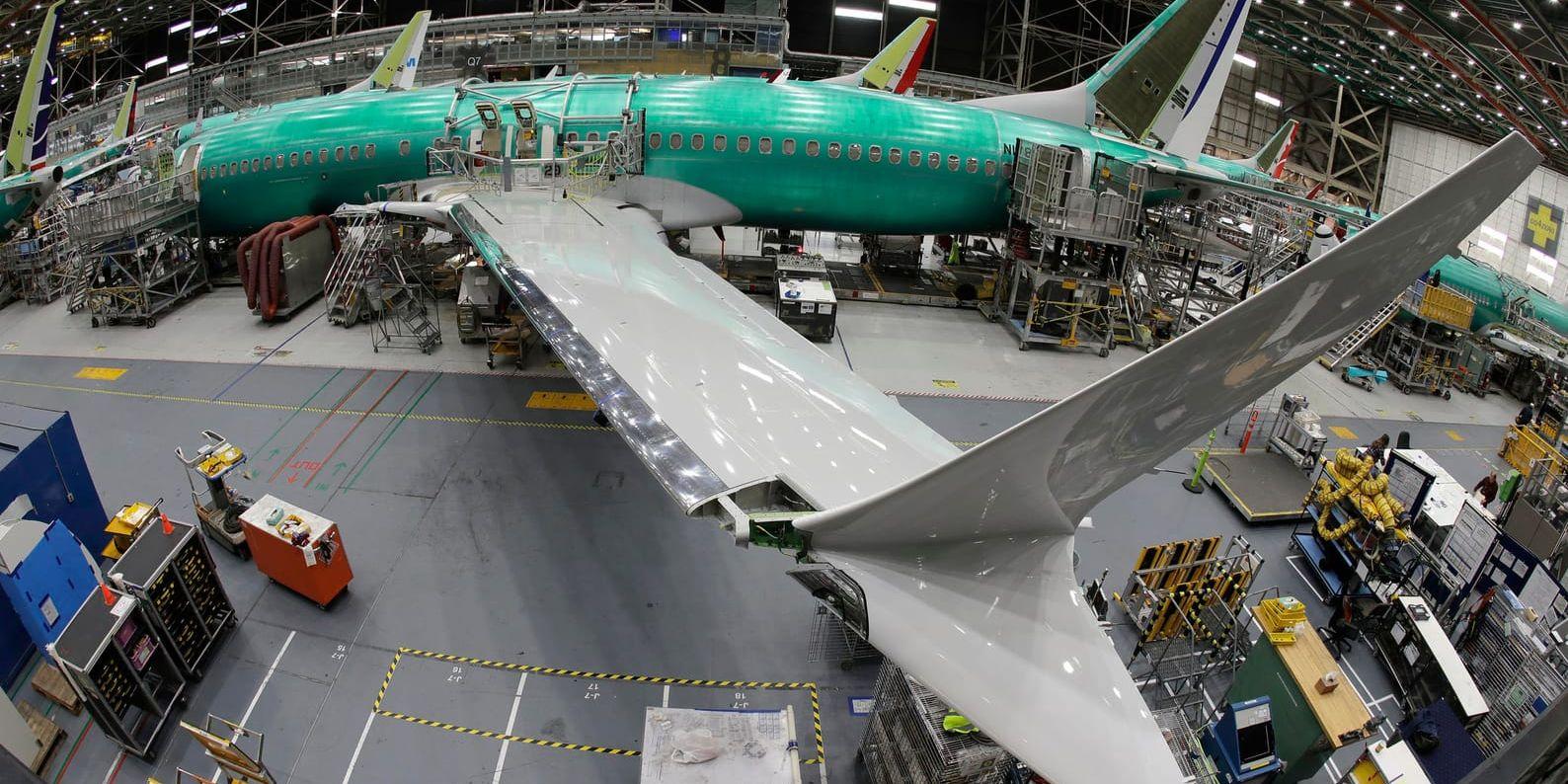 Produktion av en Boeing 737 Max 8. Flygplanstillverkaren uppger nu att man från och med april drar ner på produktionen av den olyckdrabbade modellen, från 52 till 42 plan i månaden. Arkivbild.