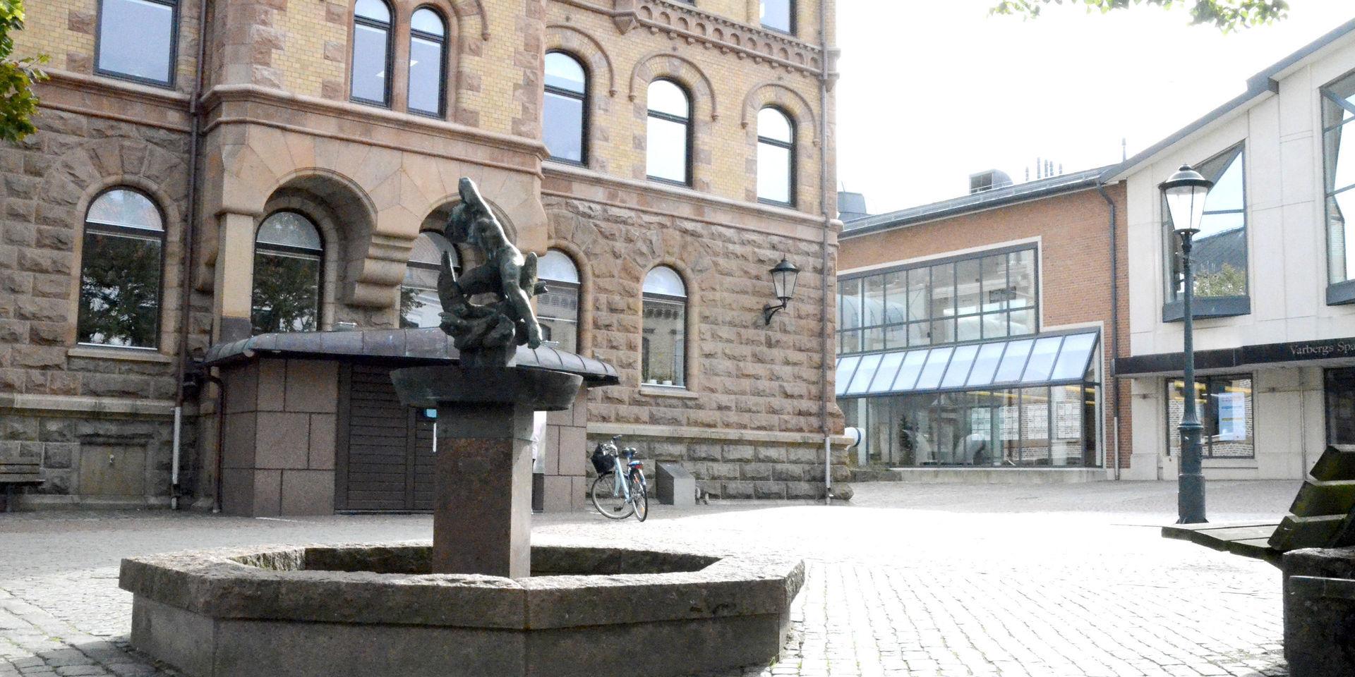 Fontänten Gäddleken av Clarence Blum står utanför Varbergs Sparbank.