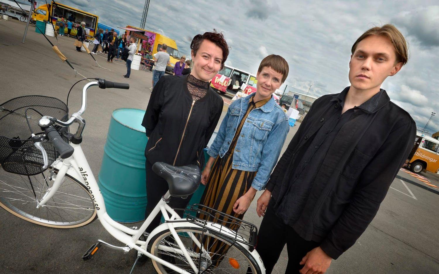 CYKELPROJEKT: Karina Sarkissova, Sebastian Dahlqvist och Karin Auran Frankenstein ligger bakom projektet Alfaponny  som handlar om att rusta upp gamla cyklar.