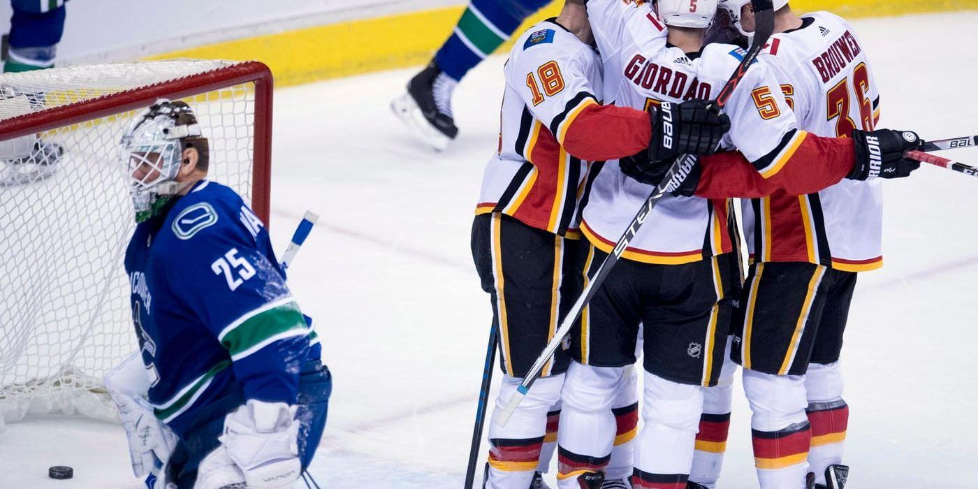 Vancouvers målvakt Jacob Markström deppar efter ett av Calgarys mål.