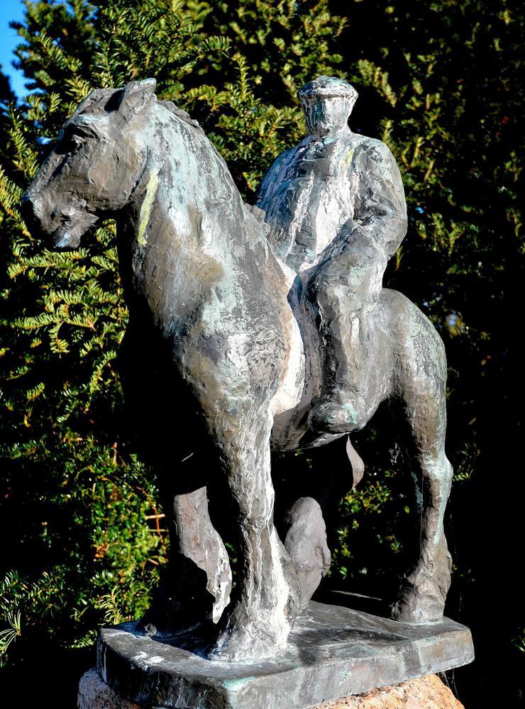 Skulptören Nanna Ullman var dotter till Skagenmålaren Viggo Johansen, bosatt i Göteborg och avled 1964. Ett år senare köpte Varbergs kommun statyn ”Hästen och bonden”.