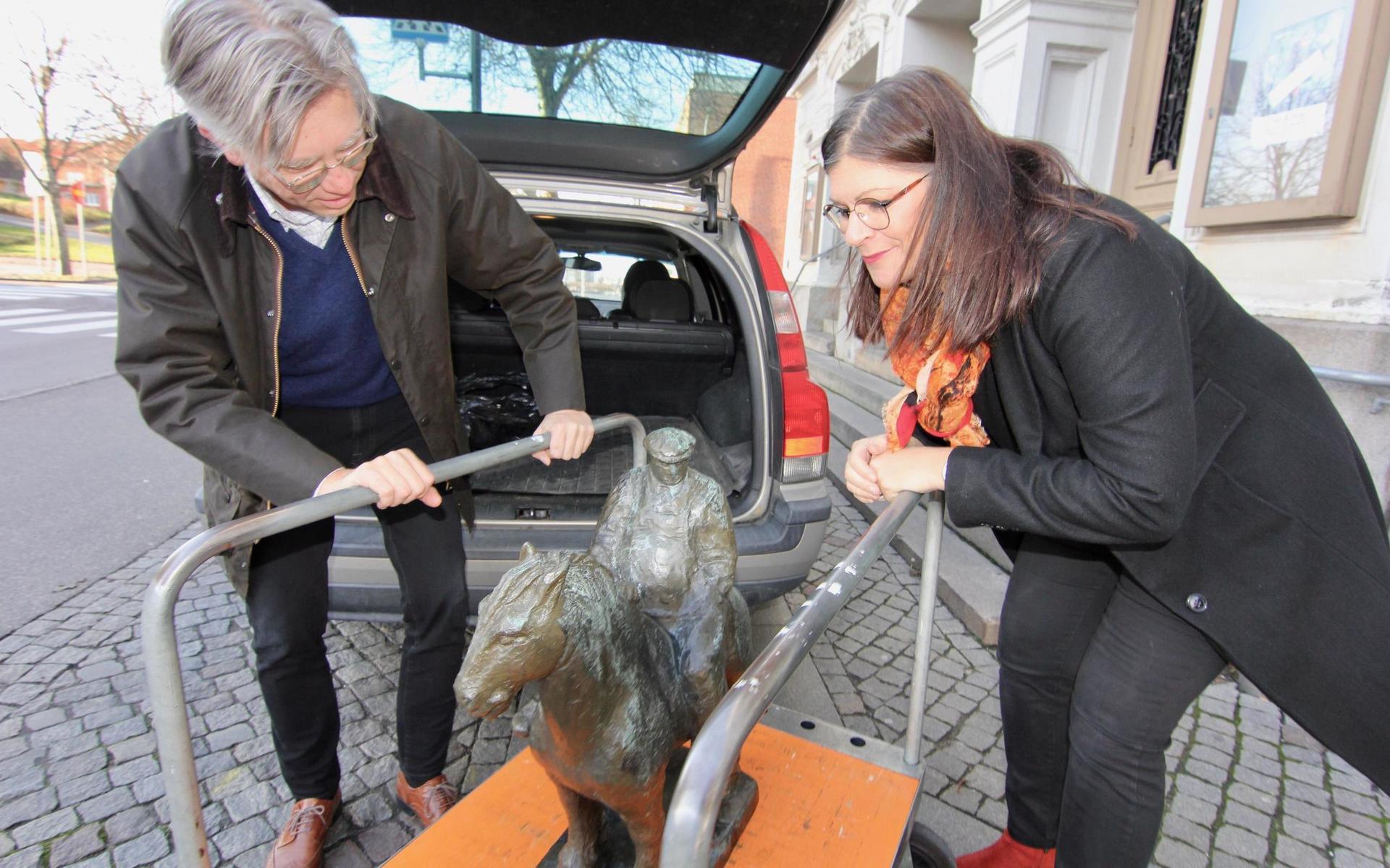  Förvaltningschefen Katarina Sundberg ska se till att statyn blir ordentligt undersökt, efter att ha återlämnats via Peter Börjesson. Bild: Martin Erlandsson