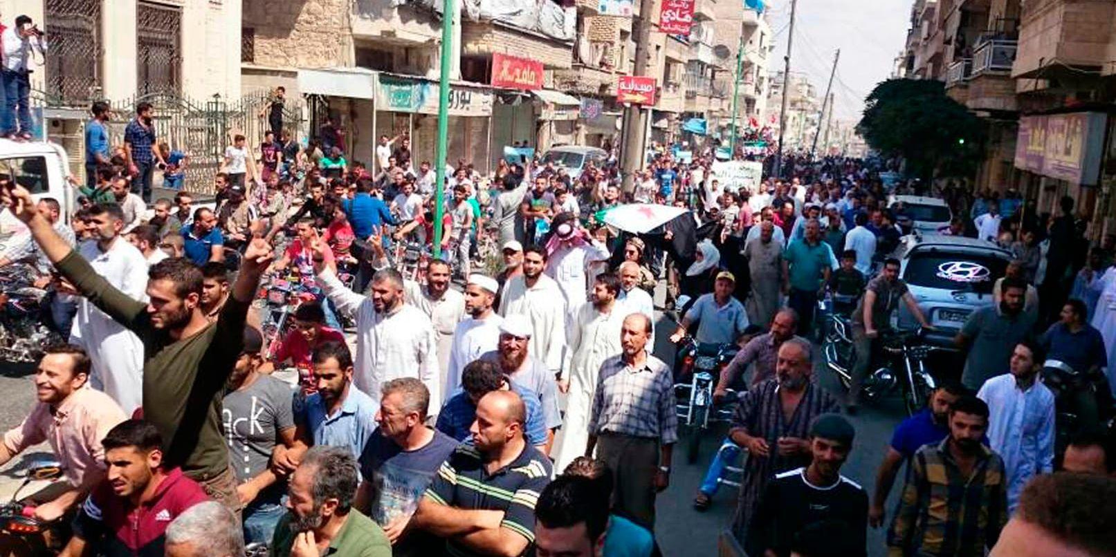 Regimkritiska demonstrationer i den syriska staden Maaret al-Numan i Idlib i fredags.