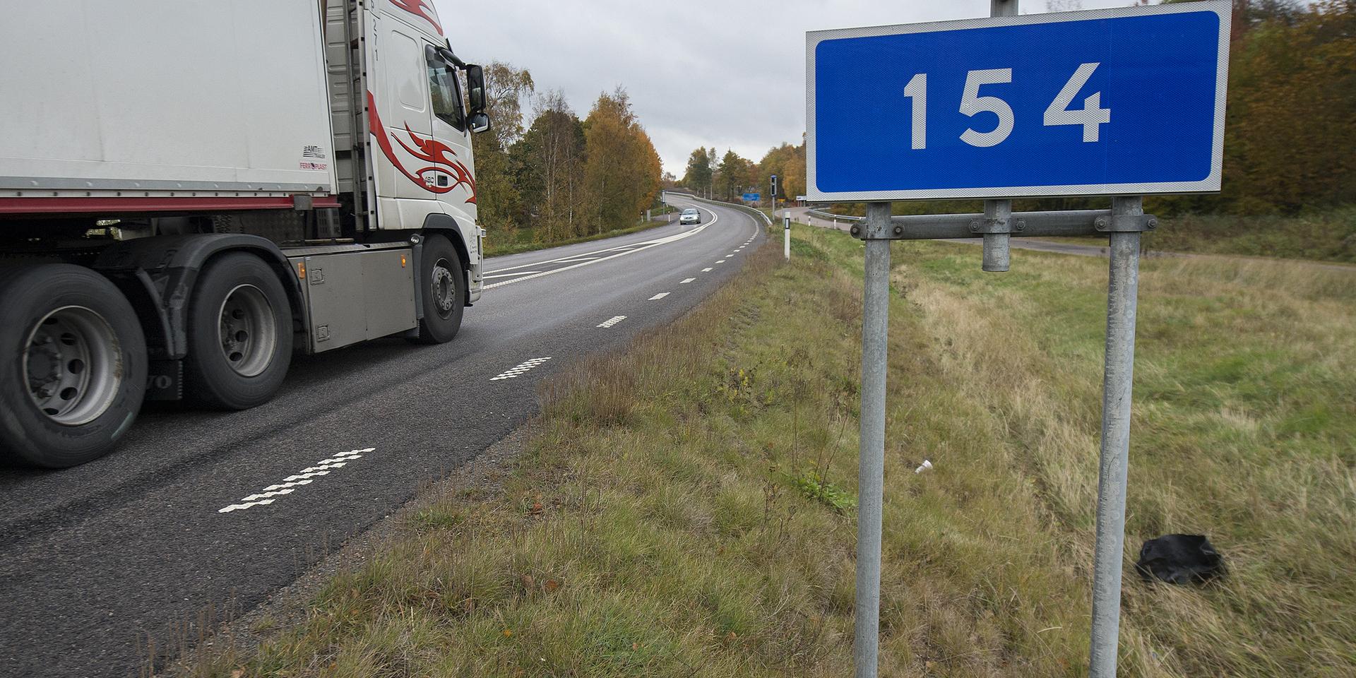 Ombyggnad och förbättring av väg 154 är ett av projekten som Liberalerna tycker är viktigare än höghastighetståg i Sverige.