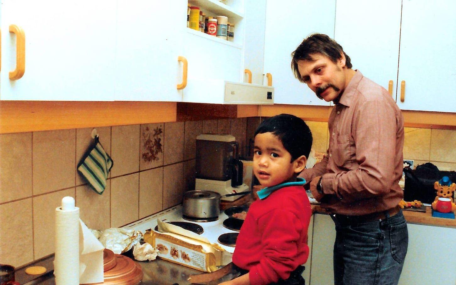 Hjälpreda. Marcus, fem år, hjälper pappa Erik med baket hemma på Boråsgatan i Varberg.
