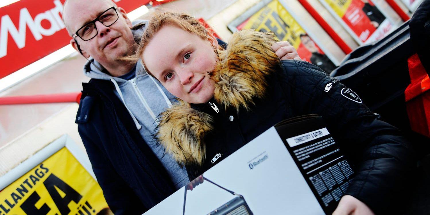 Roger Kronhamn och dottern Felicia Kronhamn handlar elektronik i Malmö under reastarten på juldagen.