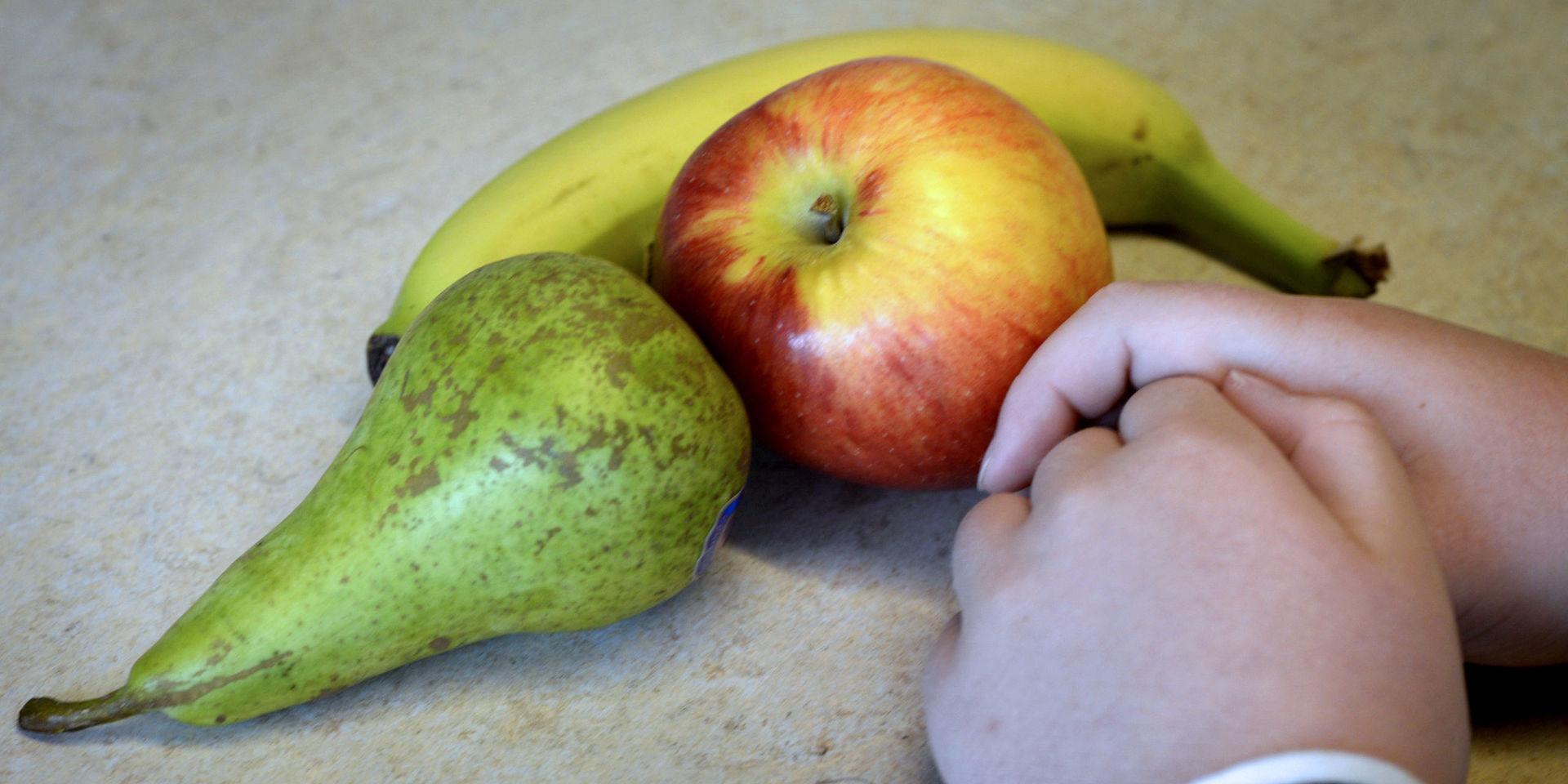 Frukt. De barn vars föräldrar inte har stoppat ner en frukt i väskan hamnar i utanförskap på fruktstunden.