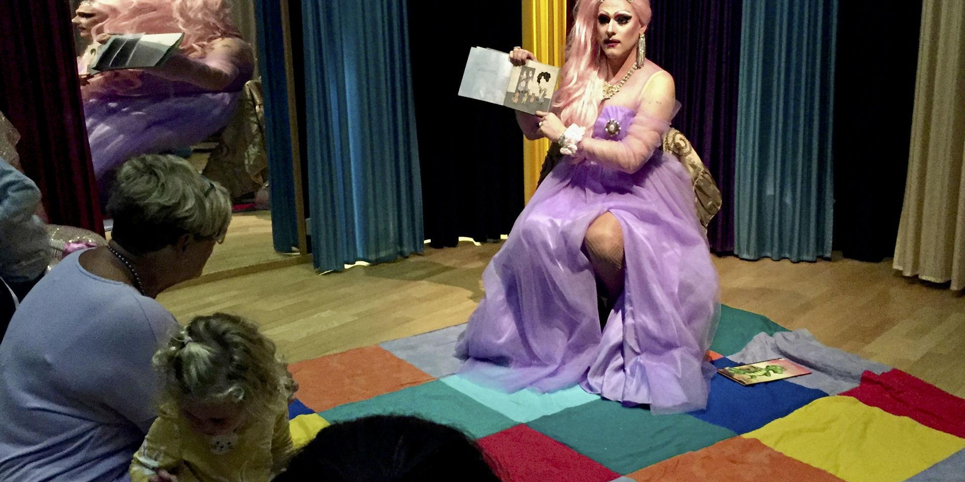 Drag queens som läser sagor för barn, har väckt reaktioner hos insändarskribenten. Bilden är från sagoläsning i Halmstad.