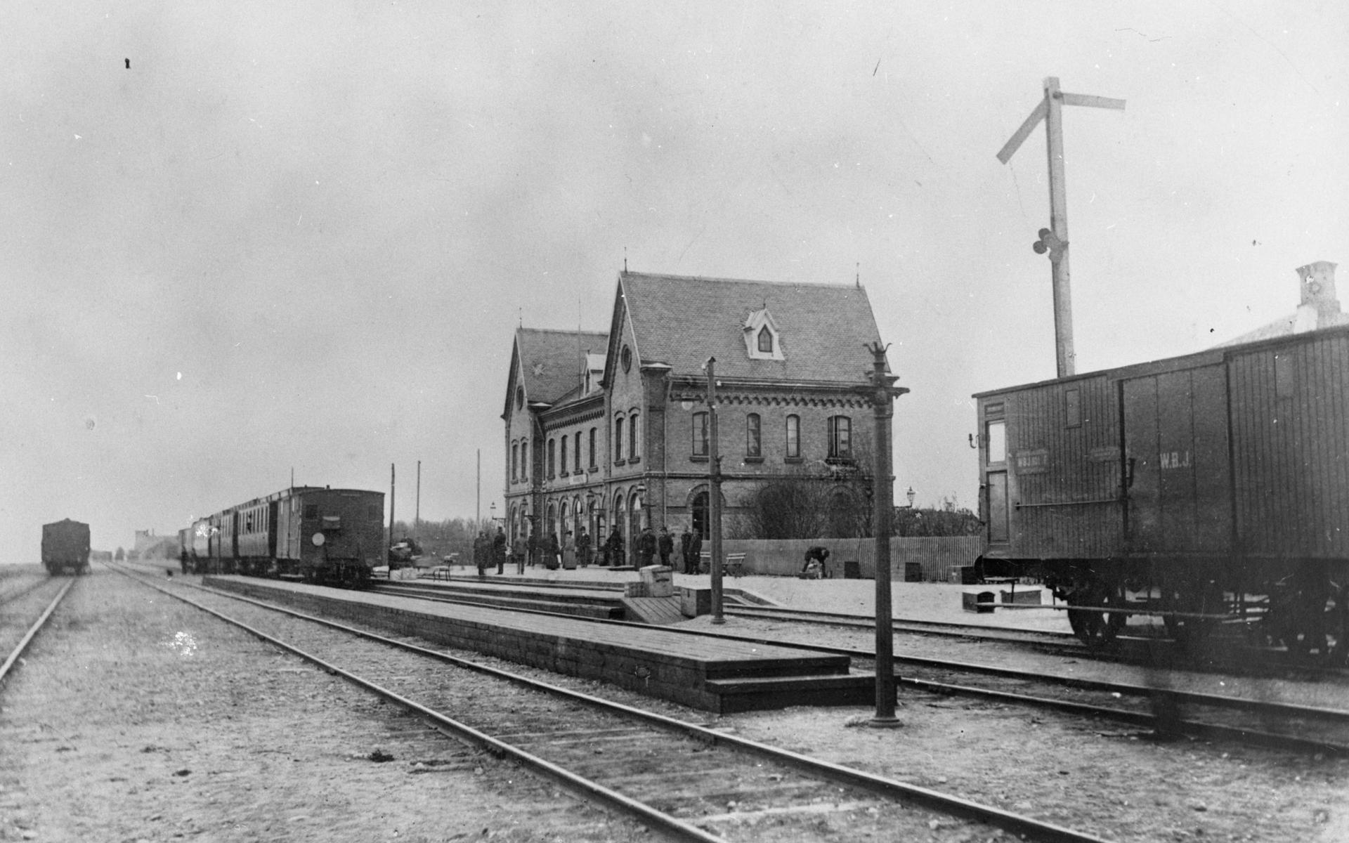 Stationshuset som det såg ut från början – innan tillbyggnaderna i norr och söder.