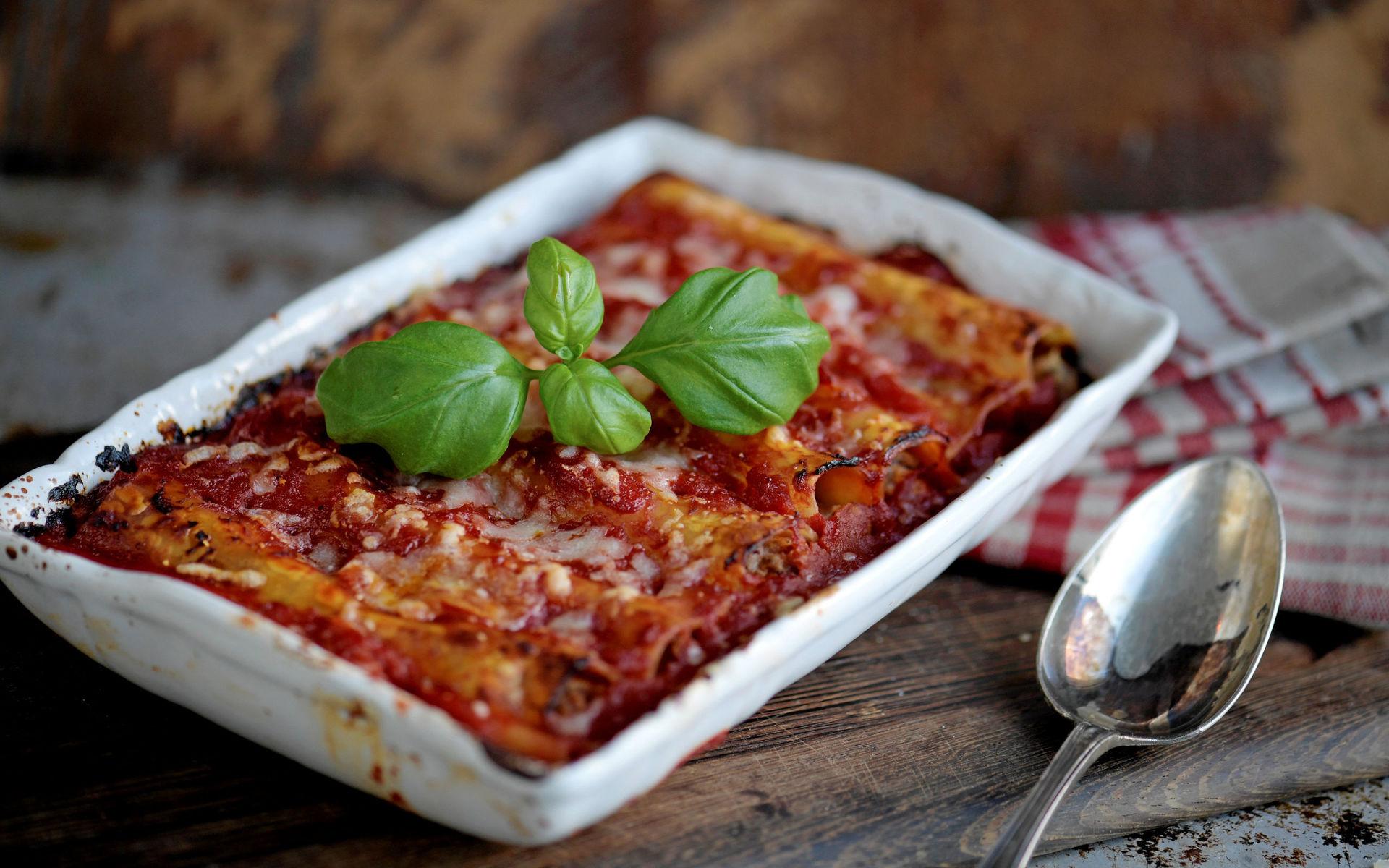 Cannelloni på klassiskt vis, fyllda med salami- och salviaspetsad köttfärssås och gratinerade med mustig tomatsås.