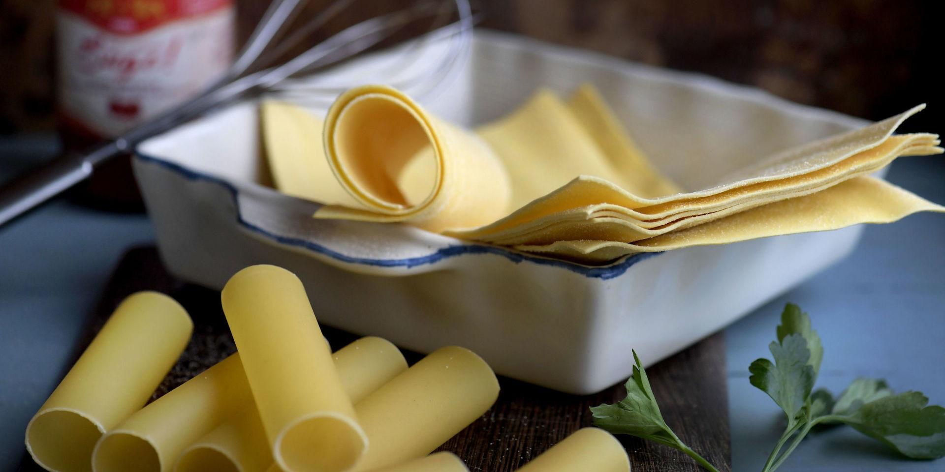 Cannelloni är pastarör som fylls med valfria godsaker och sedan gratineras med sås i ugnen. Värt att prova att laga själv om du inte gjort det!
