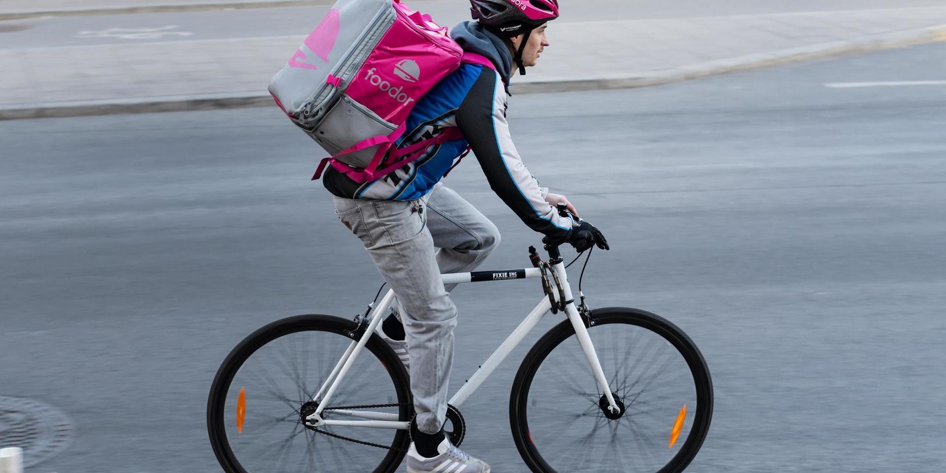 Cykelbud från Foodora på väg med en matleverans till en kund i Stockholm.