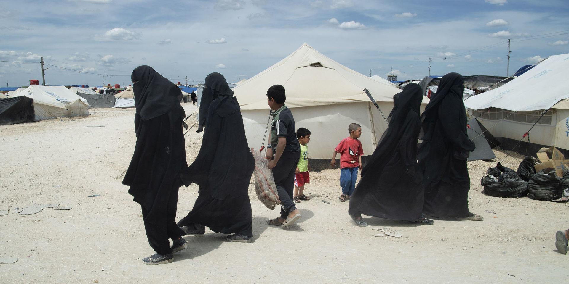 Flyktinglägret i Al Hol är byggt för några tusen människor, men enligt Röda Korset bodde där omkring 70 000 personer under svåra förhållanden – varav 90 procent kvinnor och barn – innan man började hjälpa folk därifrån.