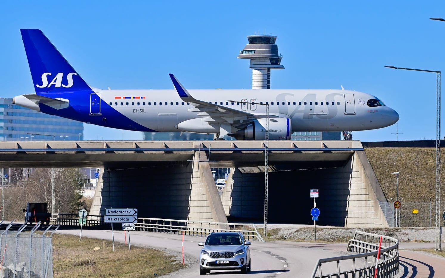 Ett SAS-plan taxar in på Arlanda flygplats efter landning. Arkivbild. 