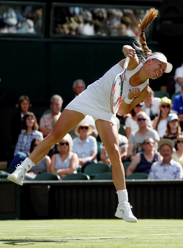 Johanna Larsson servar mot tjeckiskan Petra Kvitova i Wimbledon 2017.