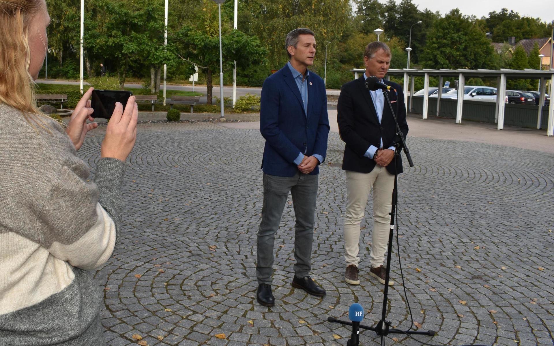 Brukschefen Håkan Naij och Stora Ensos Sverigechef Per Lyrvall höll en pressträff där de förklarade bakgrunden till beslutet att stänga ner pappersmaskin 3 och returpappersanläggningen permanent.