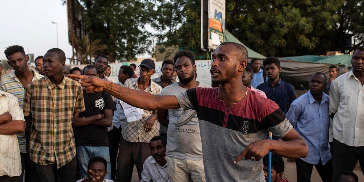 En demonstrant håller tal vid sittstrejken utanför militärhögkvarteret i Sudans huvudstad Khartum tidigare i veckan.