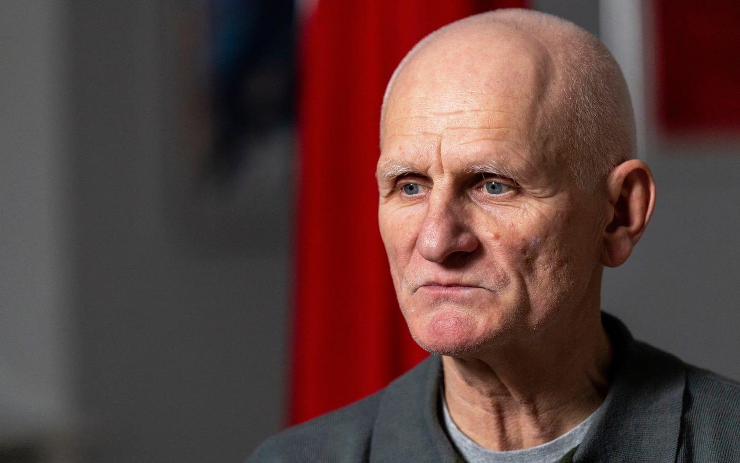 Ales Bjaljatski kort efter att han släppts och tvingats lämna Belarus för Litauen i december 2025.