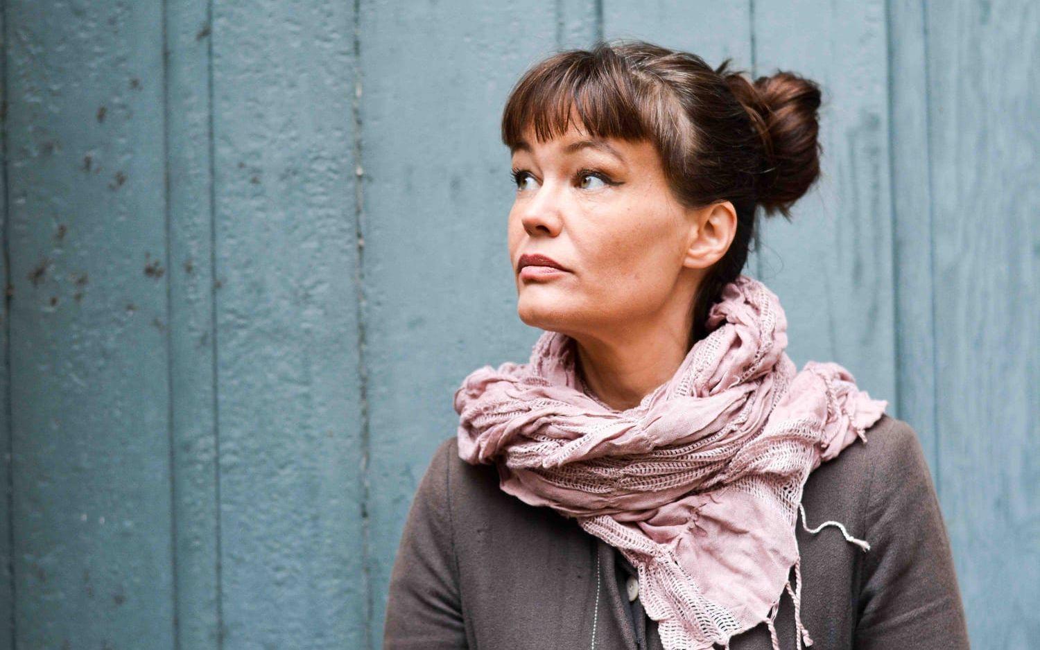 Nina Björk är uppvuxen i Falkenberg och bosatt i Lund. Hon är mest känd för den feministiska debattboken "Under det rosa täcket". Bild: Stina Nylén