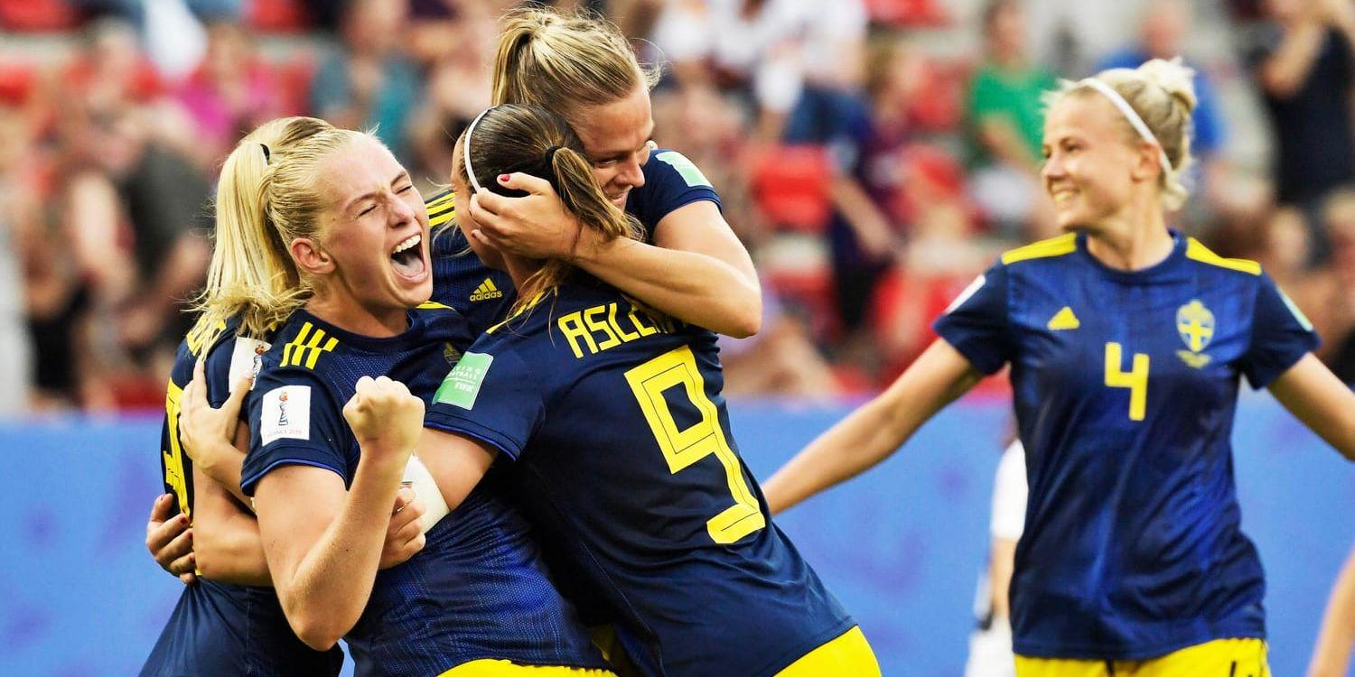 Svensk glädje efter Stina Blackstenius 2–1-mål i VM-kvartsfinalen mot Tyskland.