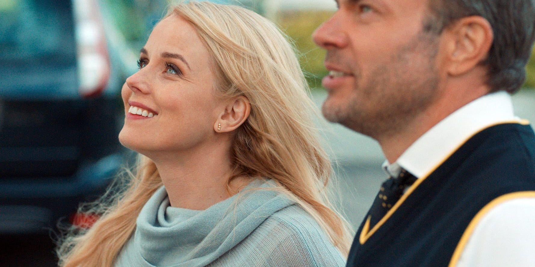 Helena af Sandeberg och David Hellenius spelar ett ex-par som möts igen i "Lyckligare kan ingen vara". Pressbild.