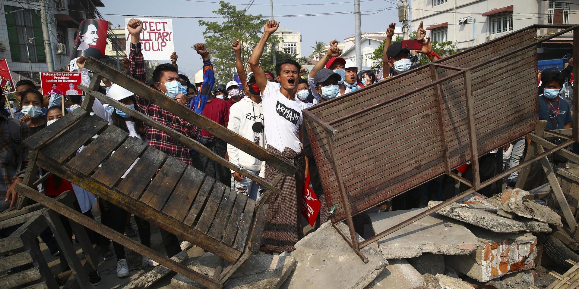 Protester i Mandalay under söndagen.