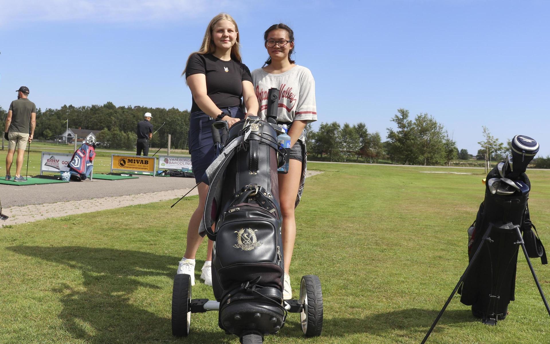 Sonja Elmén och Mei-Mei Karlsson har lärt känna varandra genom golfskolan. ”Jag vill kunna spela med min mormor och syster”, säger Mei-Mei Karlsson.
