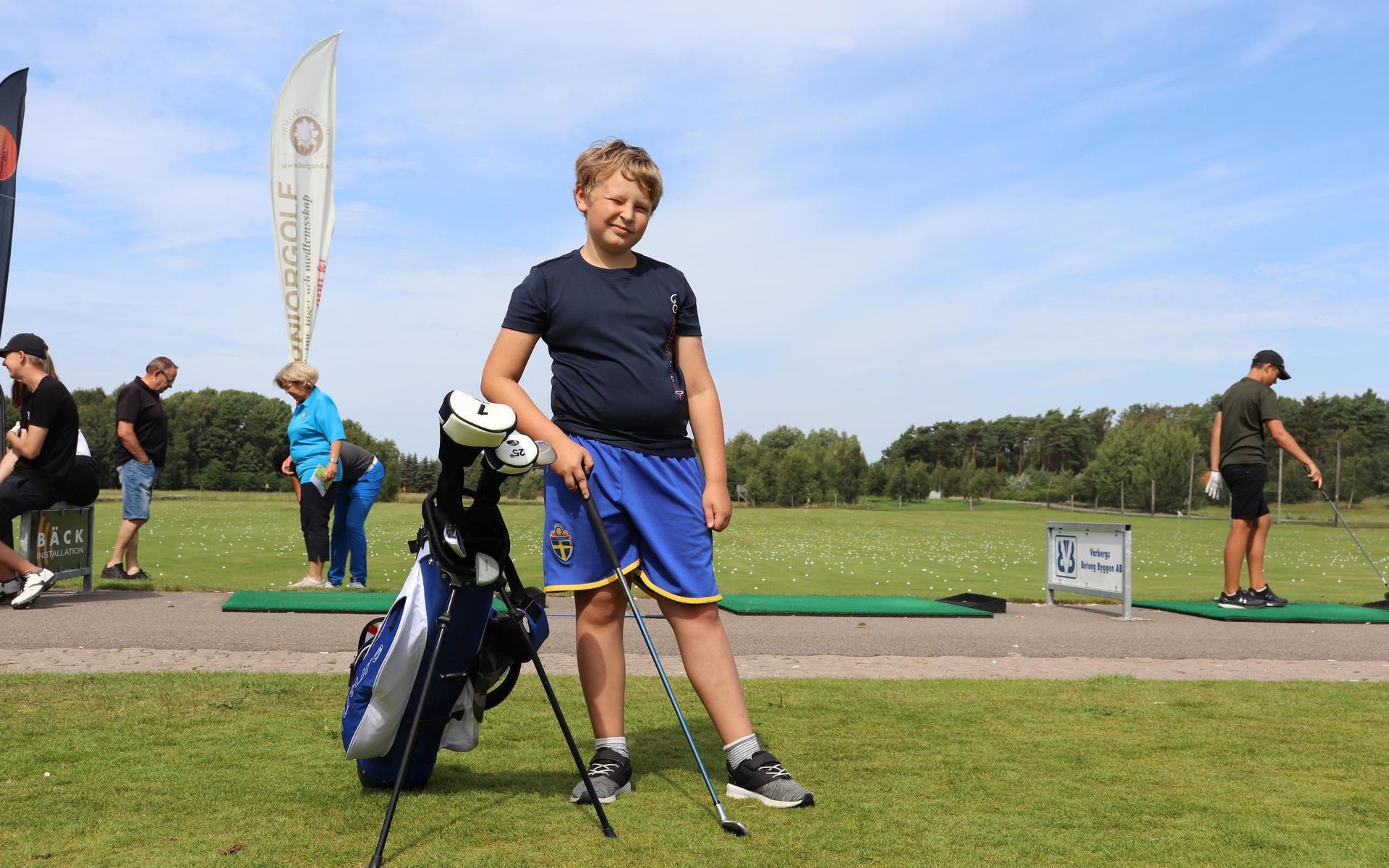 Elias Persson, 8, gör sin andra sommar som golfare.”Jag har lärt mig att slå längre, chippa och putta bättre”, säger han. 