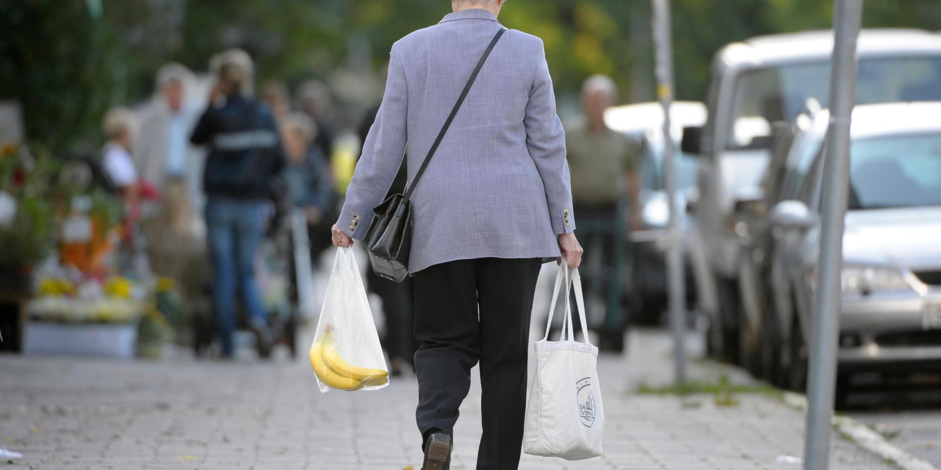 Ett tillskott på 1 000 kronor per månad bör – om reformen införs – av rättviseskäl gälla samtliga pensionärer i Sverige, tycker insändarskribenten.