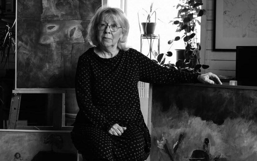 Eva Waller. Född 1949 i Övertorneå och uppväxt i Umeå. Bosatt i Eldsberga, Halmstad. Utbildad vid Fria Målarskolan i Halmstad. Arbetar i huvudsak med måleri. ”Ämnet för mina bilder hämtar jag mest ur mitt inre och söker hela tiden en adekvat form. Ofta blir det en blandning av fantasi och verklighet. ”