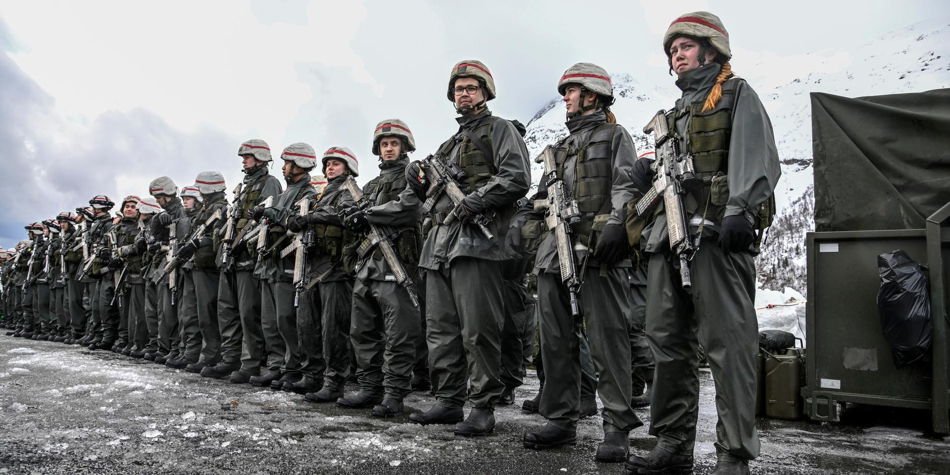 Den uppkomna situationen i Ukraina visar med all tydlighet att vi måste avrusta världens kärnvapenarsenal. Bilden från 21 mars i år visar svenska soldater vid en internationell militärövning i Norge där Nato- och partnerländer deltar..