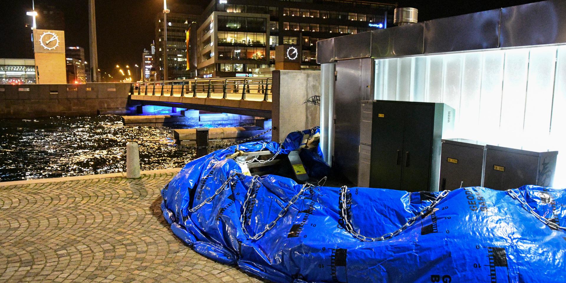 Vi i Miljöpartiet har länge påpekat vikten av att rusta samhället för de utmaningar som bland annat klimatförändringarnas konsekvenser medför för vårt samhälle, skriver debattörerna. (Bilden visar översvämningsskydd vid Citytunneln i Malmö vid en storm 2016).