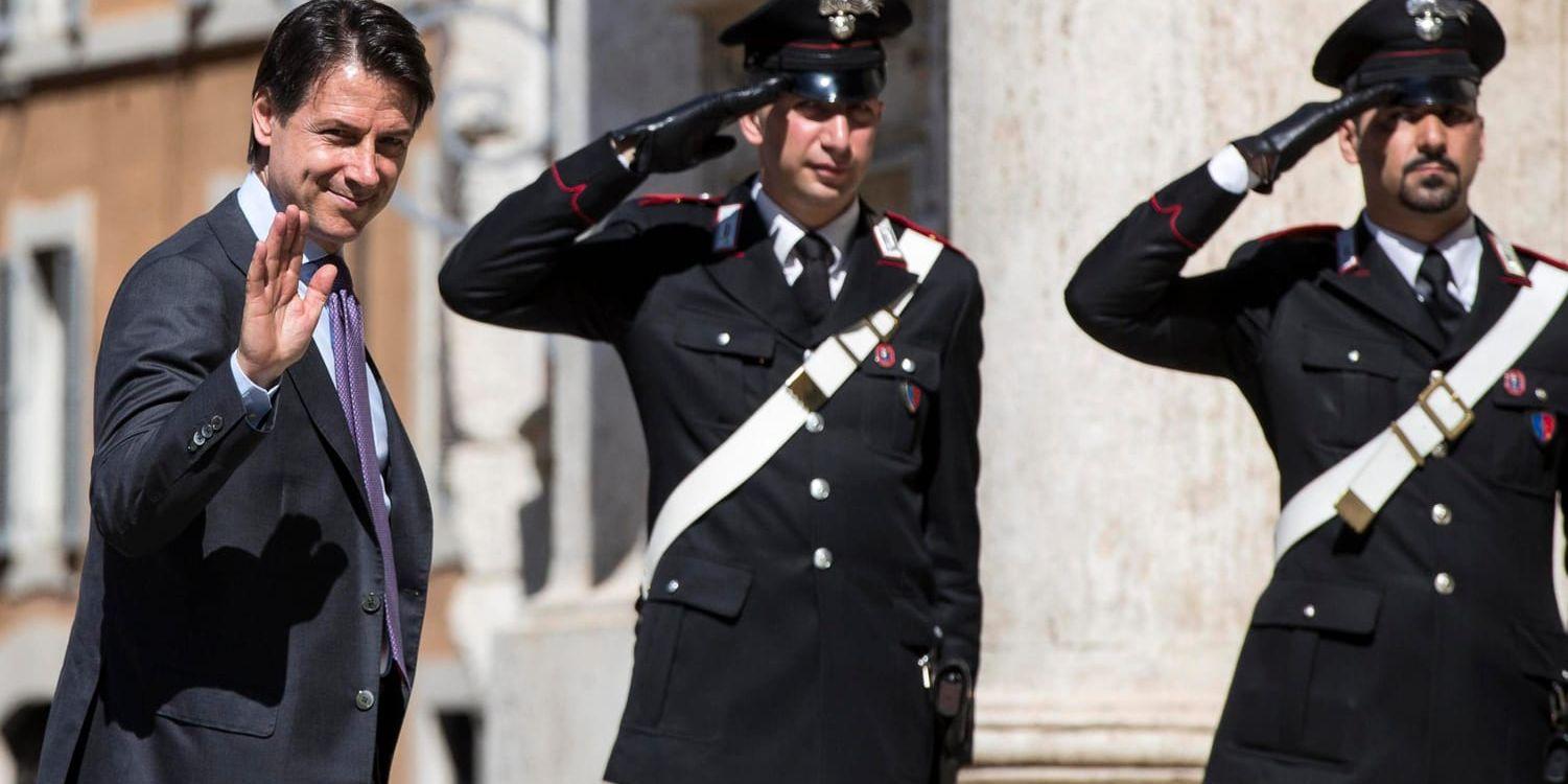 Italiens blivande premiärminister Giuseppe Conte vinkade glatt till reportrar när han anlände till parlamentets underhus på torsdagen.