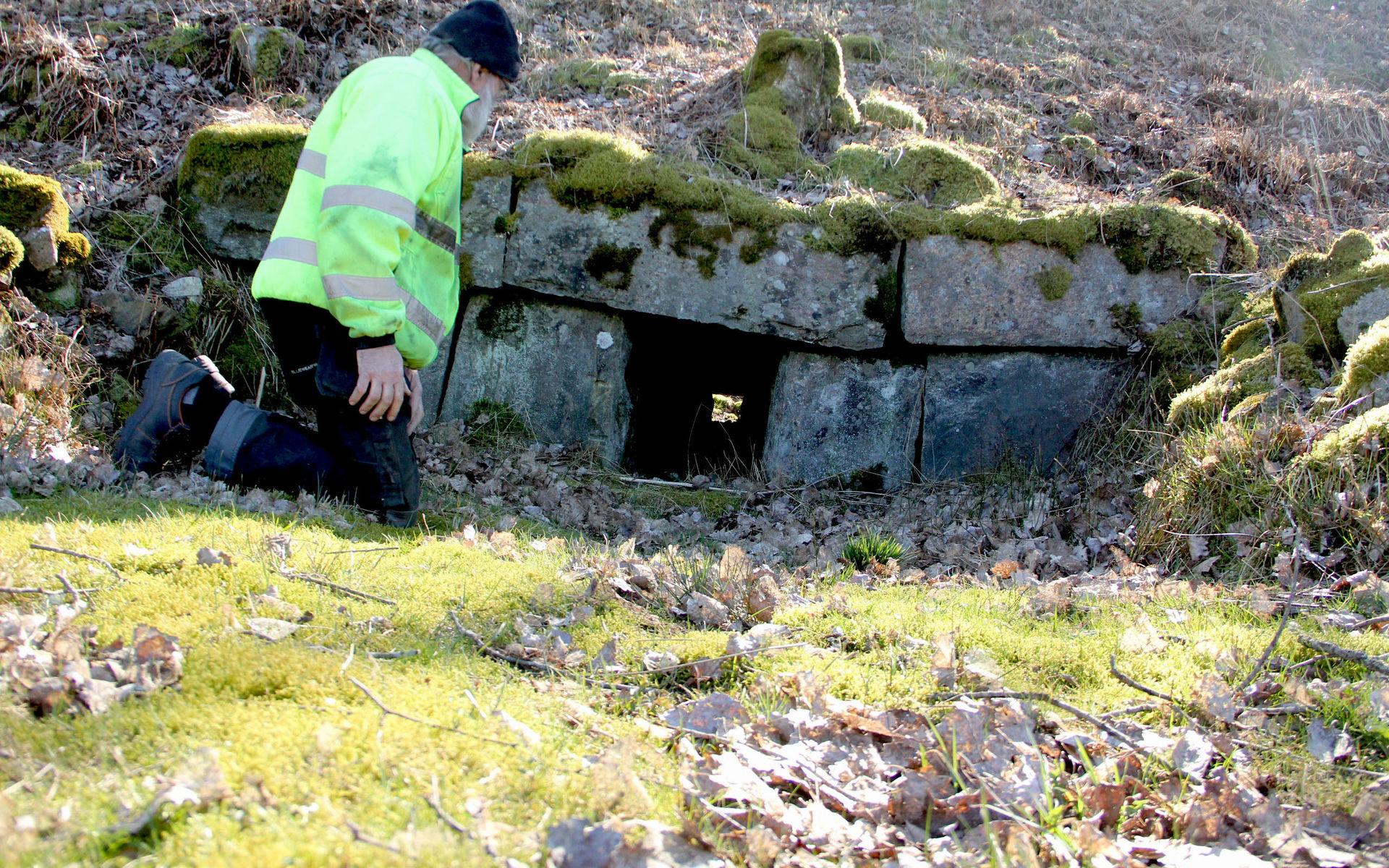Stensättningen i banvallen mellan Linnarp och Flähult imponerar. Gert kröp in i vägtrumman som barn. Han tvekade dock att åla sig in i hålet när vi mötte honom under skärtorsdagen.