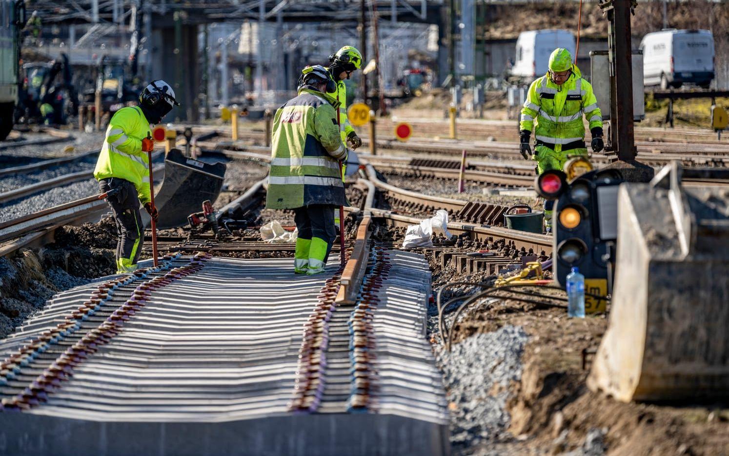 Regeringen aviserar satsningar på väg och järnväg. Arkivbild.