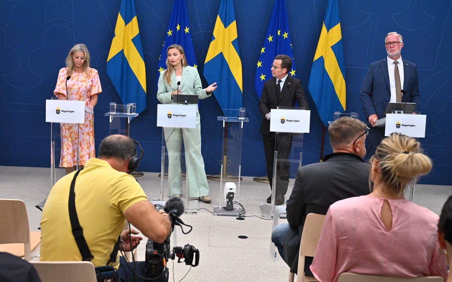 Linda Lindberg (SD), Ebba Busch (KD), Ulf Kristersson (M) och Johan Pehrson (L) på pressträffen.