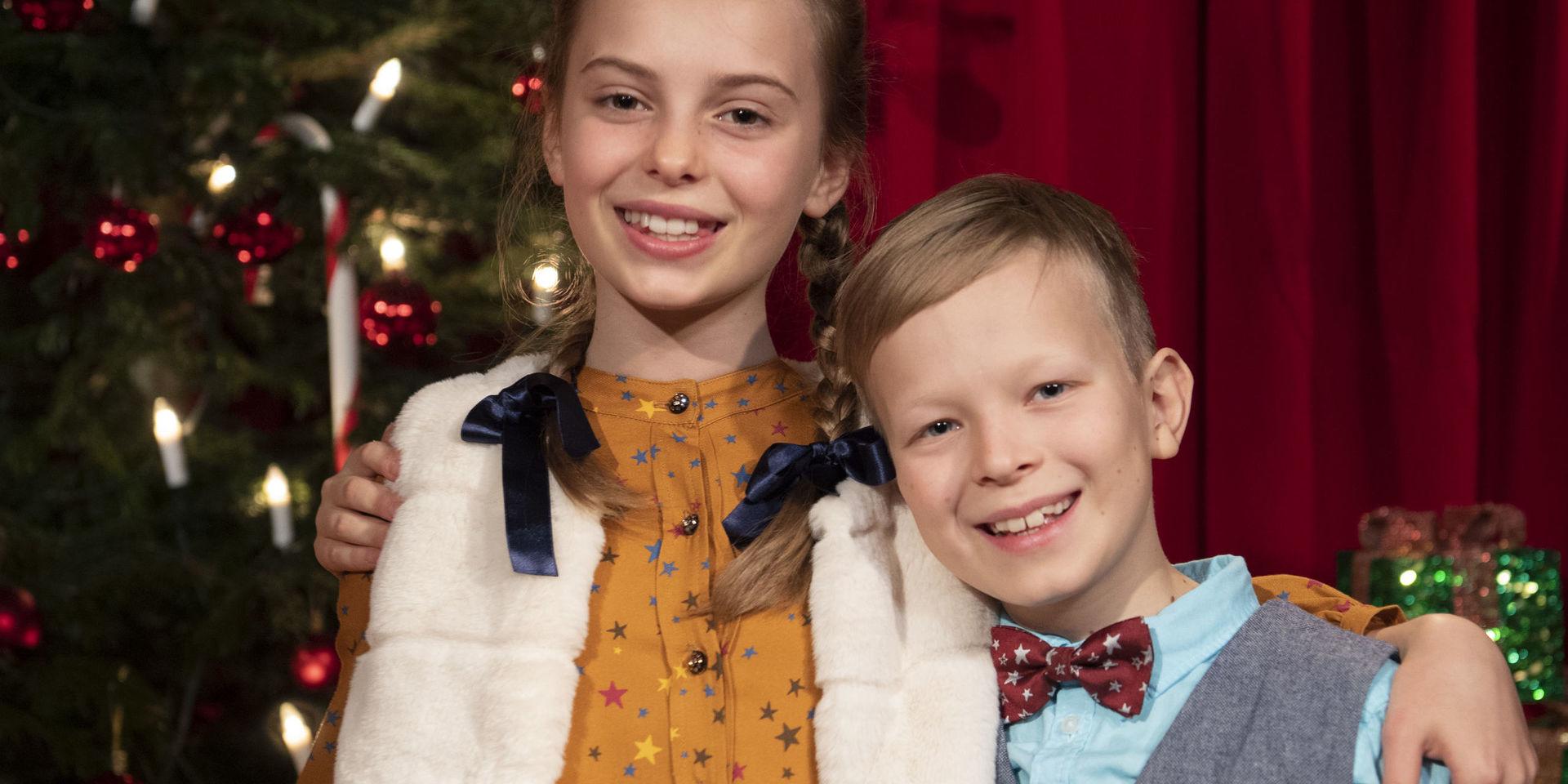 Elisabeth Drejenstam Papadogeorgou och Elis Nyström spelar tomtebarnen Julina och Julle i årets julkalender.
