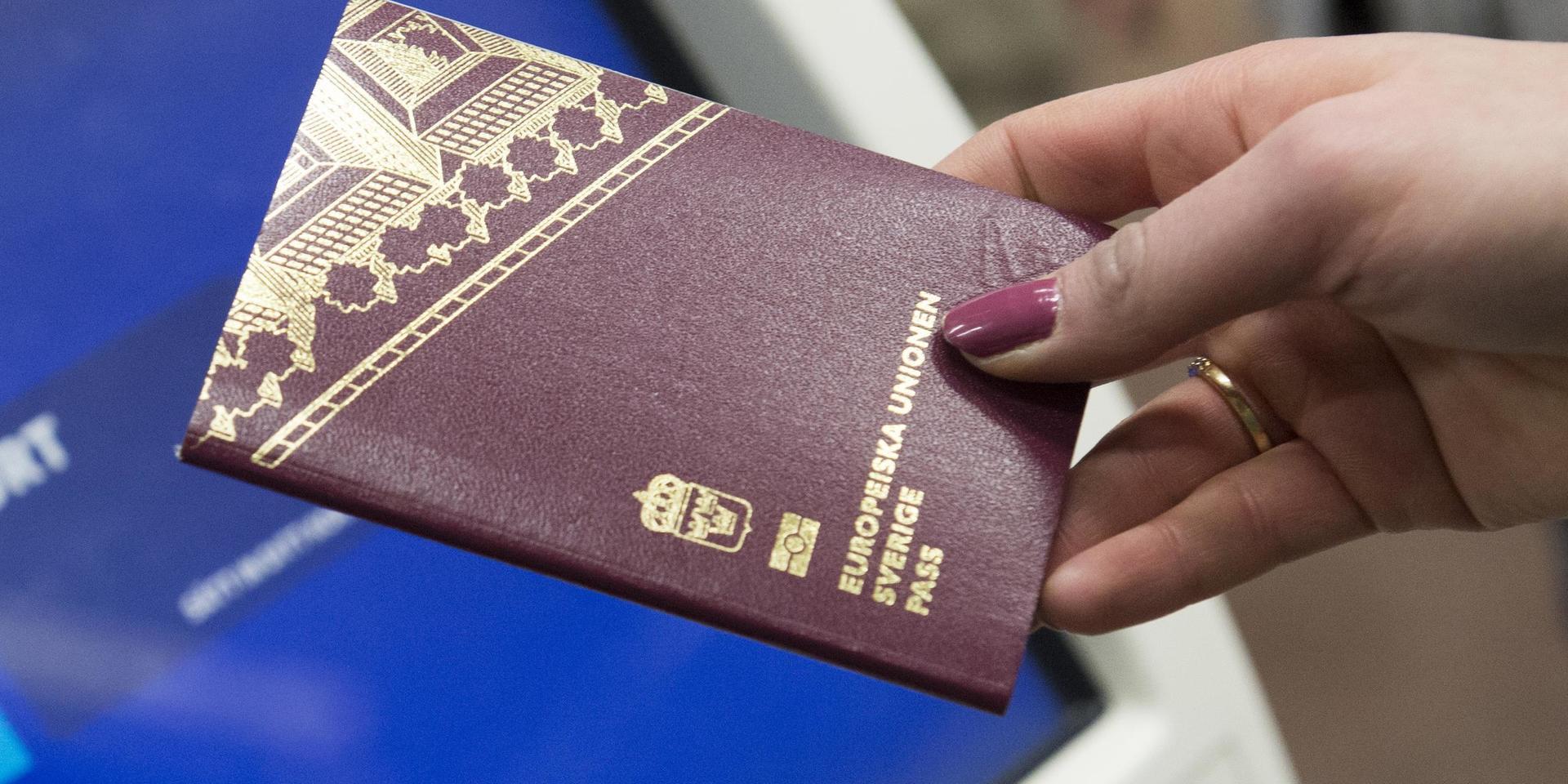 Passexpeditioner har dragit ner på antalet bokningsbara tider för att ansöka om ett pass eller nationellt id-kort. Arkivbild.