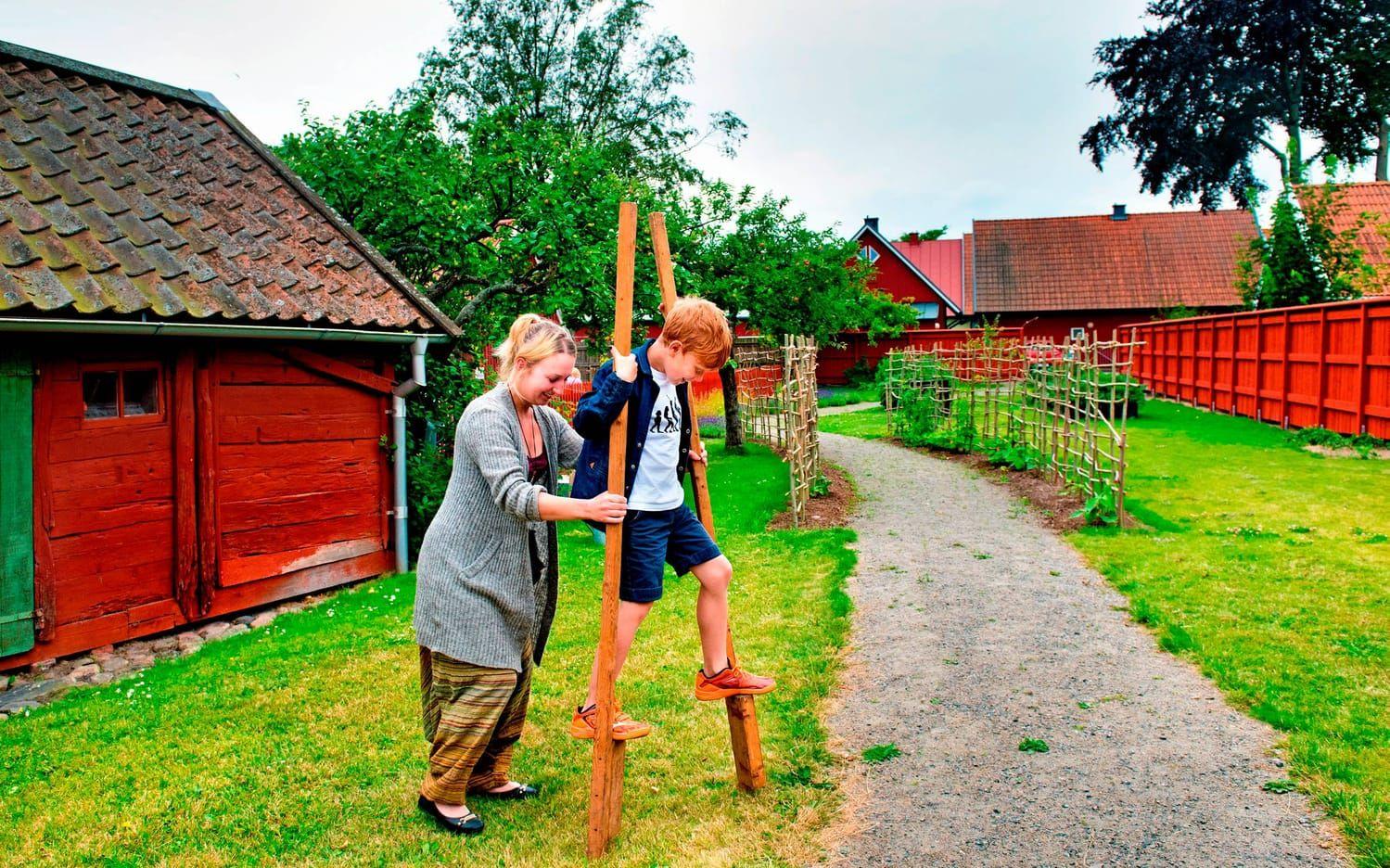Vingligt. Ebbe Stenbeck får hjälp av Amanda Nord Axelsson att lära sig att gå på styltor. /Foto: Aline Lessner
