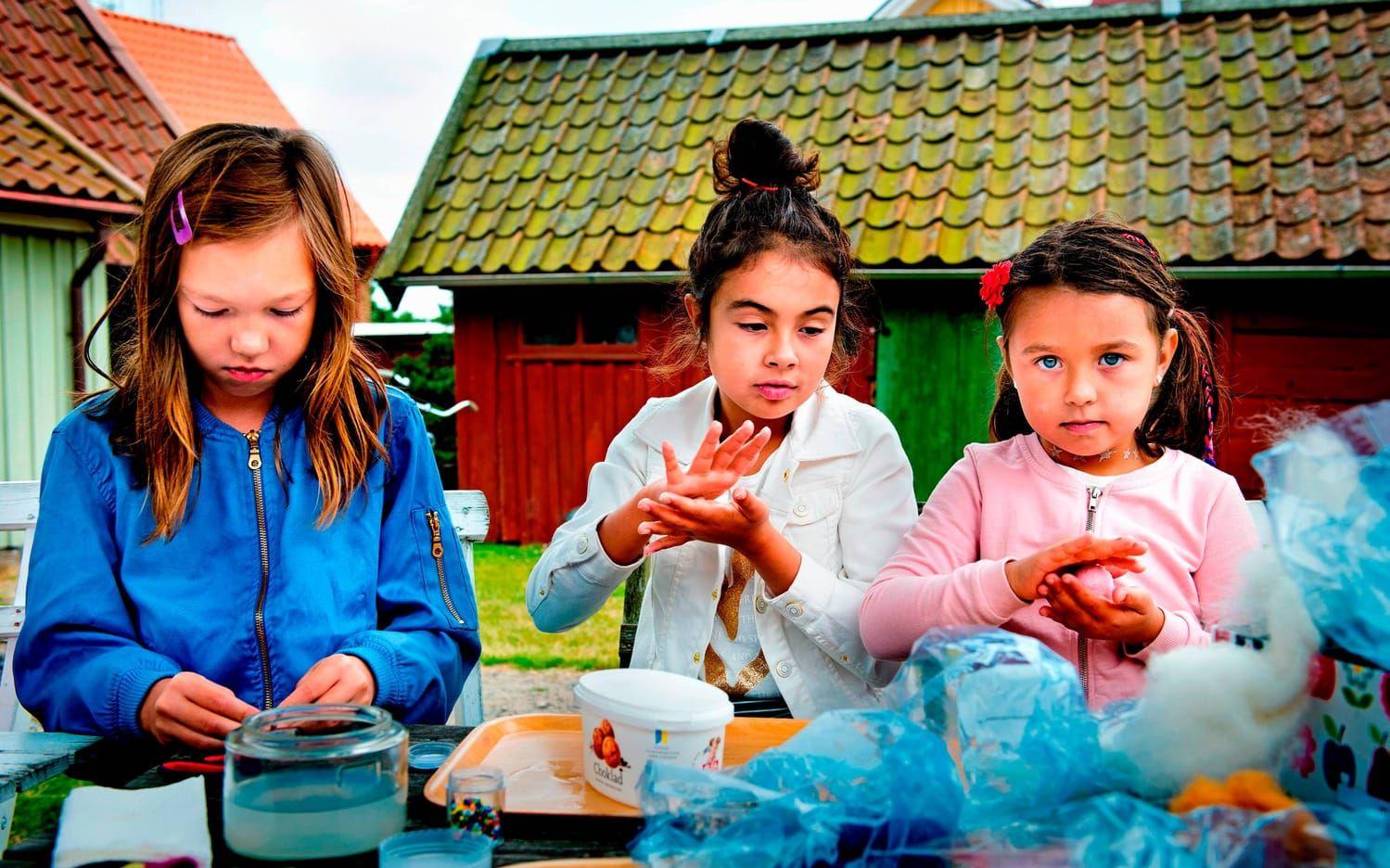 Koncentration. Emma Eriksson, Matilda Eid Forest och Elvira Eid Forest provar på att tova ull. Foto: Aline Lessner