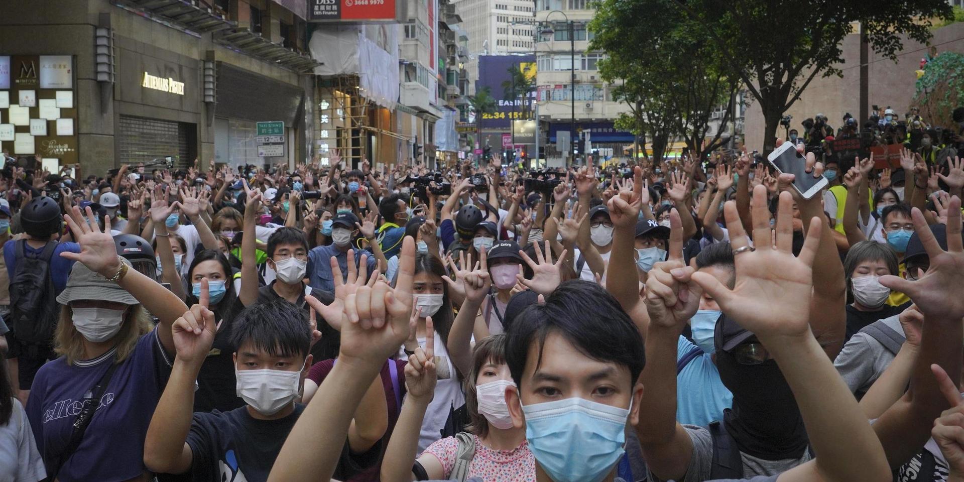 Hongkongbor demonstrerar mot Kinas nya säkerhetslag den 1 juli, då lagen trädde i kraft.