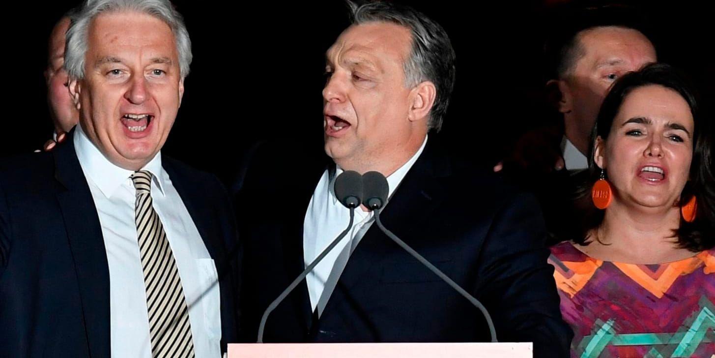 Ungerns premiärminister och partiledare för Fidesz Viktor Orbán (mitten) firar valsegern tillsammans med koalitionspartiets ledare Zsolt Semjén i Budapest.