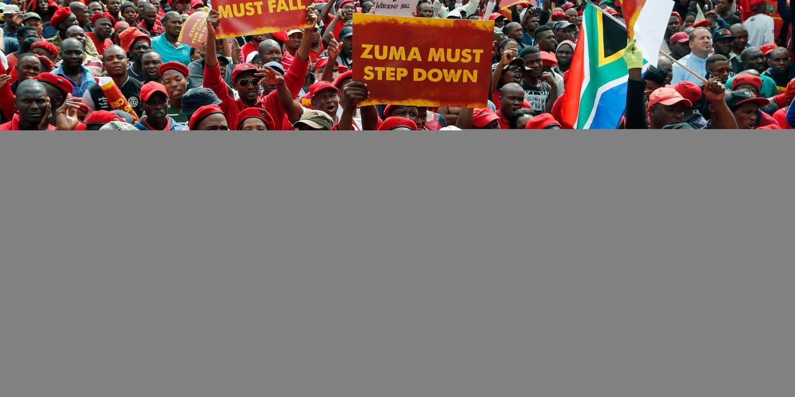 Det är turbulent i Sydafrikas finanspolitik. Bild från i april, då många protesterade mot att president Jacob Zuma sparkat finansministern Pravin Gordhan.